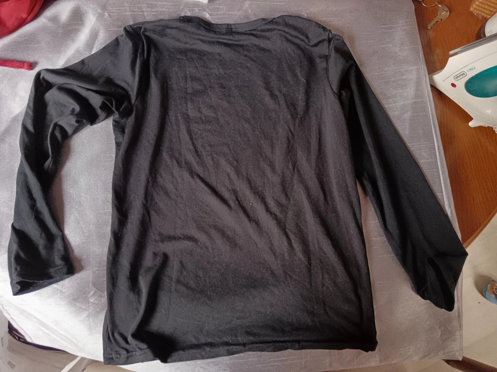Bajo la camiseta negra – photo 2